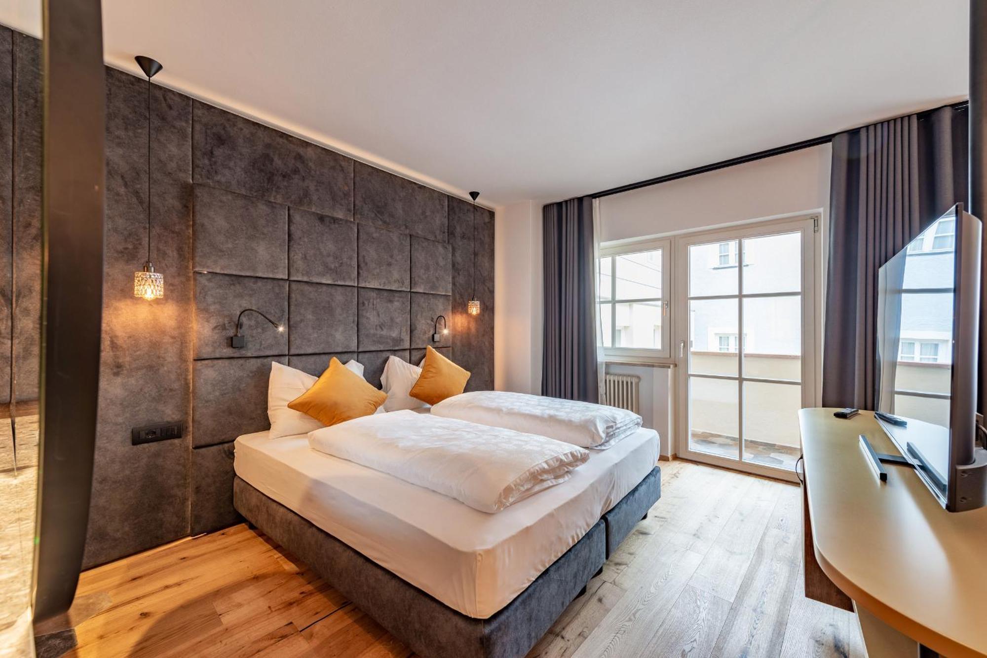 Hotel Goldene Traube Termeno Esterno foto